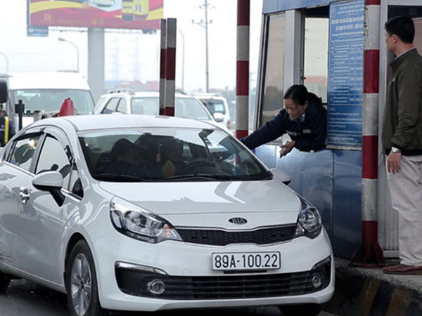 Tài xế dùng tiền 500 đồng mua vé qua trạm thu phí quốc lộ 5
