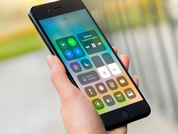 Thuyết âm mưu: iPhone cũ bị chậm, chỉ cần thay pin mới?