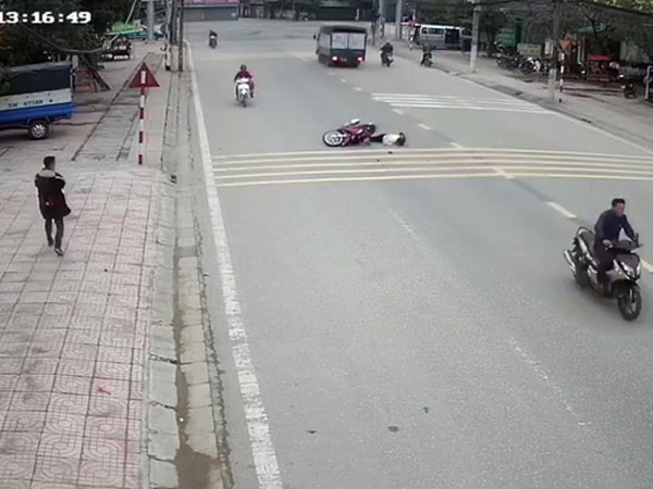 Trích xuất camera truy tìm thanh niên tông cô gái ngã nhào rồi bỏ chạy