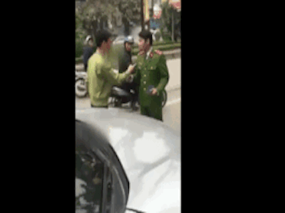 Anh tài xế 'đứng loạng choạng' rút thẻ ra doạ công an sau khi gây tai nạn rồi lên xe cố thủ