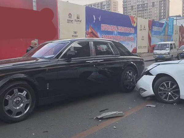 Bị đâm vỡ đầu xe, chủ Rolls-Royce nói với tài xế Hyundai: 'Bán nhà đi'