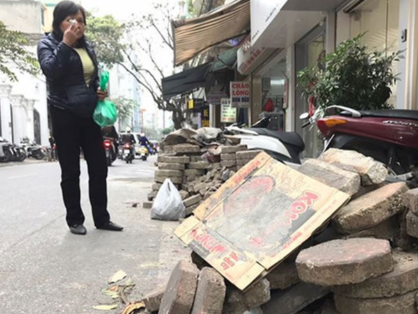 Chờ thanh tra, vỉa hè Hà Nội ngổn ngang gạch, đá