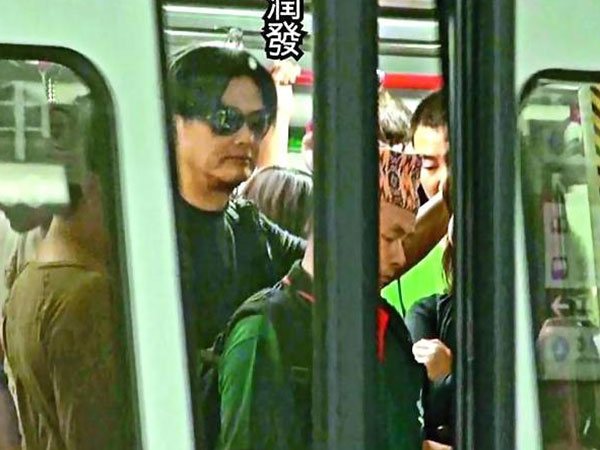Giàu có nhất nhì Hong Kong, Châu Nhuận Phát vẫn chen chúc tàu điện ngầm, đi mua giày giảm giá