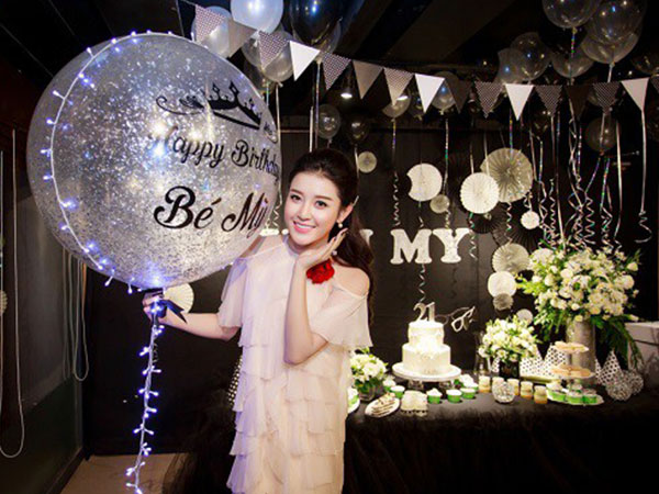 Huyền My đón tuổi 22 thân mật bên bạn bè nhưng cũng sang chảnh và hoành tráng chẳng kém cạnh ai