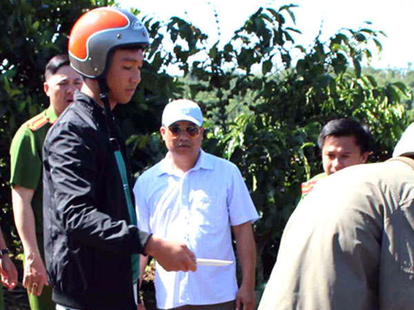 Thanh niên đâm chết người vì bị pha đèn xe vào mặt