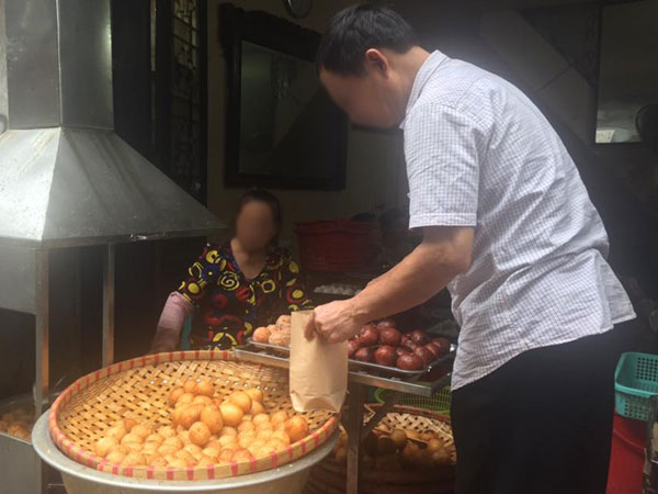 Video: Nhập vai du khách nước ngoài đi mua bánh rán trên phố cổ Hà Nội, tìm hiểu thực hư 'luật bán hàng cho Tây'