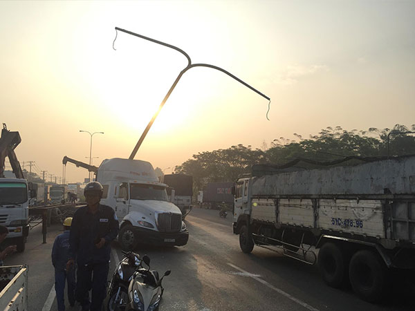 Xe container húc gãy cột đèn chiếu sáng, quốc lộ 1 ùn ứ kéo dài