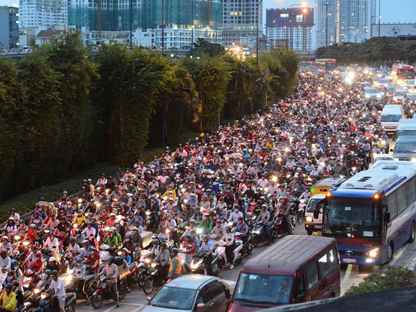Ám ảnh kẹt xe ở hầm vượt sông Sài Gòn: Cần mở rộng làn xe 2 bánh