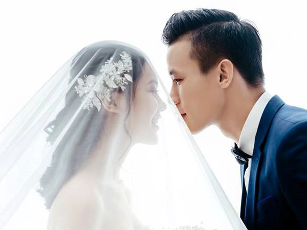 Ảnh cưới ngọt ngào của cầu thủ Quế Ngọc Hải và hoa khôi ĐH Vinh