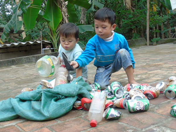Cha mẹ bỏ rơi từ thuở lọt lòng, hai đứa trẻ ngày ngày đi nhặt phế liệu kiếm sống, gặp ai cũng cho bế và gọi mẹ
