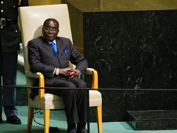 Cựu tổng thống Zimbabwe 'xuất ngoại' sau từ chức