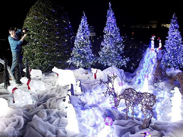 Giới nhà giàu 'vung tiền' thuê trang trí cây thông Noel