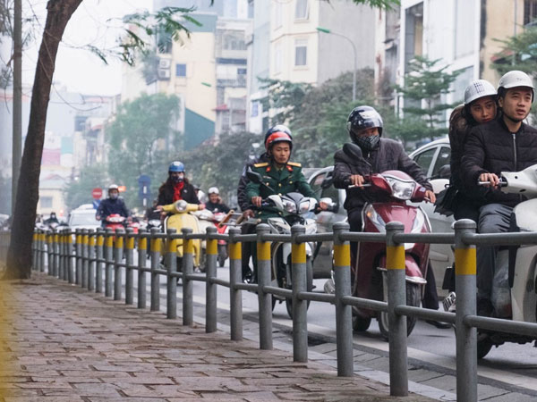 Hà Nội lắp barie ngăn xe máy 'tràn' lên vỉa hè, giờ tan tầm nhiều phương tiện vẫn lao vun vút