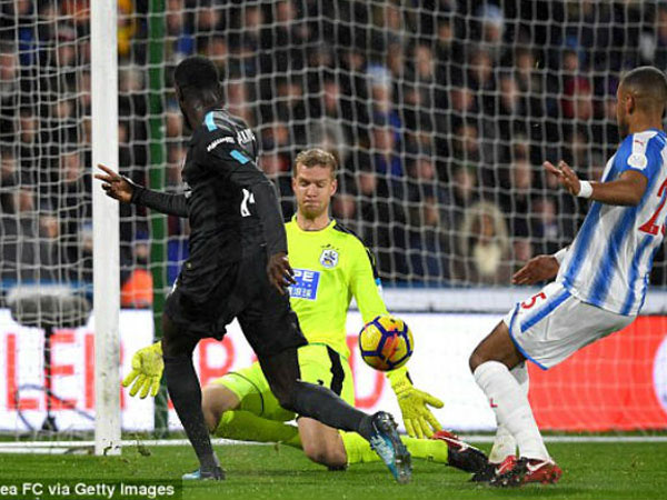 Huddersfield 1-3 Chelsea: Thảm họa hàng thủ, mãn nhãn 4 bàn