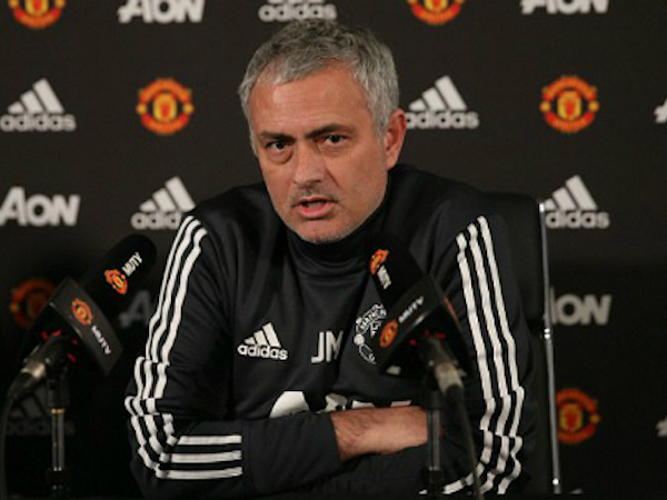 Mourinho ám chỉ cầu thủ Man City thiếu giáo dục