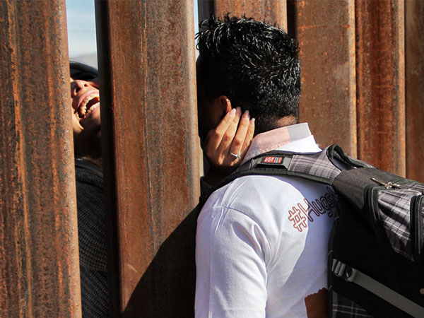 Những gia đình ly tán bên song sắt biên giới Mỹ - Mexico