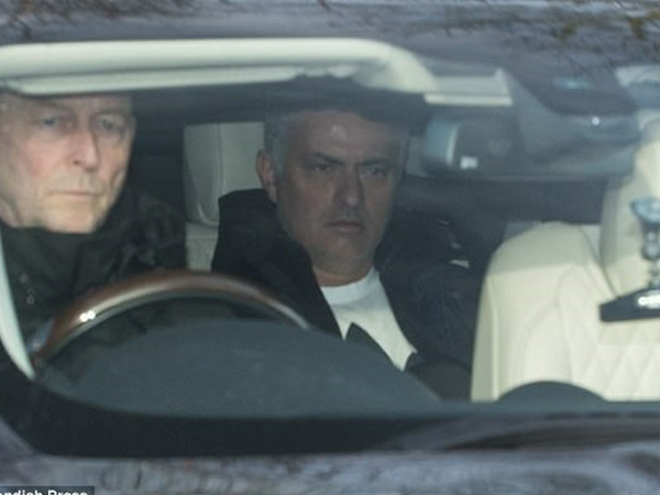 Thầy trò Mourinho ủ rũ đến sân tập sau thất bại ở derby