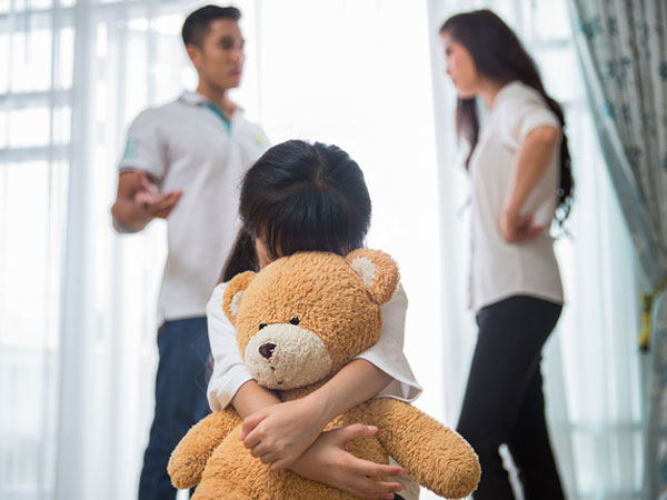 Tự hỏi bản thân 4 câu này nếu bạn vẫn nghĩ 'vì con nên không dám ly hôn'