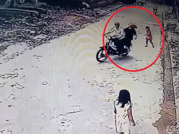 Video: Bé gái giằng co với 2 tên cướp khi bị giật điện thoại