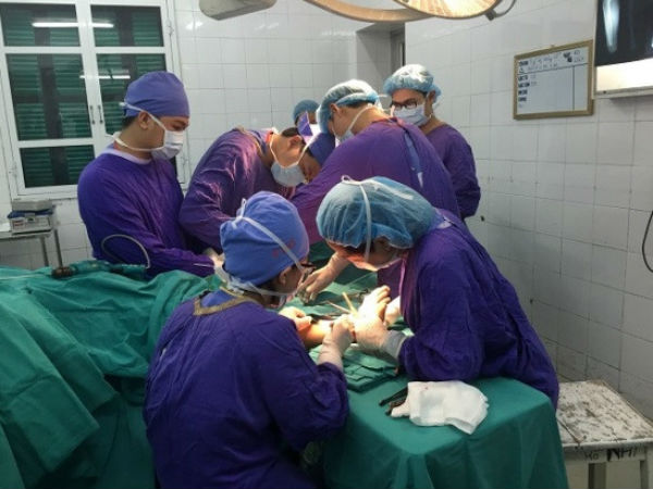 30 y bác sĩ mổ thay toàn bộ máu cho nạn nhân bị xe tải cán nát chân