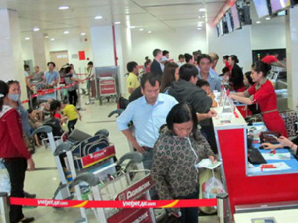 Đi máy bay, 'kiều nữ' 22 tuổi túm áo, giật thẻ nhân viên hàng không