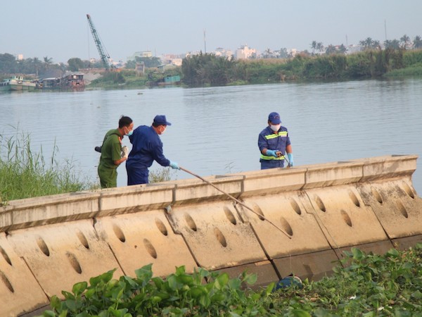 Điều tra vụ xác chết nam thanh niên trôi trên sông Sài Gòn