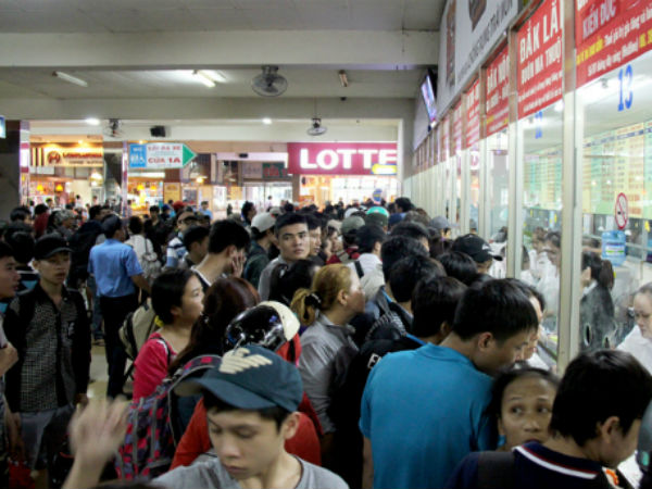 Giá vé xe Tết tăng cao nhất 60%, tàu còn 90.000 vé
