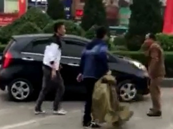 Hai thanh niên đi ôtô đánh tới tấp người lớn tuổi sau va chạm