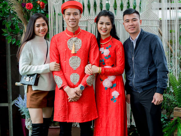 Hot boy Quế Ngọc Hải và vợ mặc màu đỏ trong lễ ăn hỏi