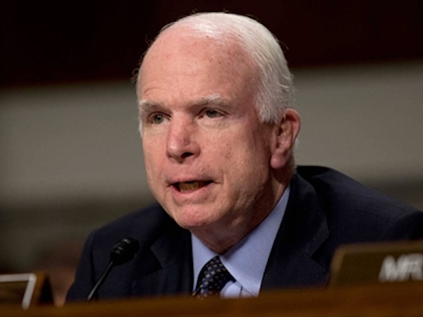 John McCain nhập viện vì ảnh hưởng của quá trình chữa ung thư