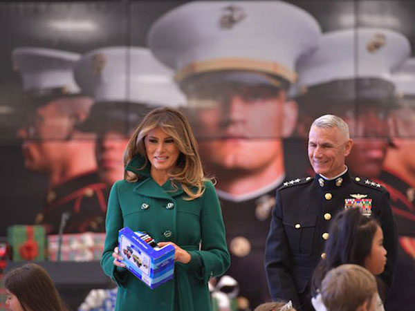 Melania Trump quyên góp đồ chơi cho trẻ em dịp Giáng sinh
