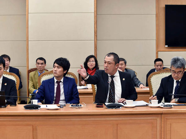 Nhập hàng ngàn ô tô cũ mông má thành 'cô gái 18'