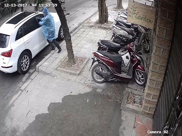 Tên trộm liều lĩnh phá cửa cửa kính ô tô, trộm túi xách trong chớp mắt giữa phố Hà Nội