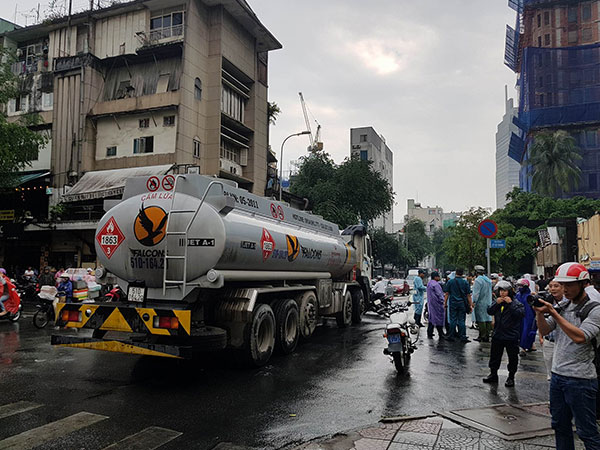 TP.HCM: Nữ sinh 18 tuổi chết thảm dưới bánh xe bồn