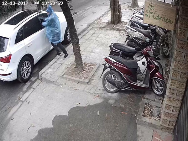 Video phá cửa cửa kính ô tô, trộm túi xách trong chớp mắt giữa phố Hà Nội