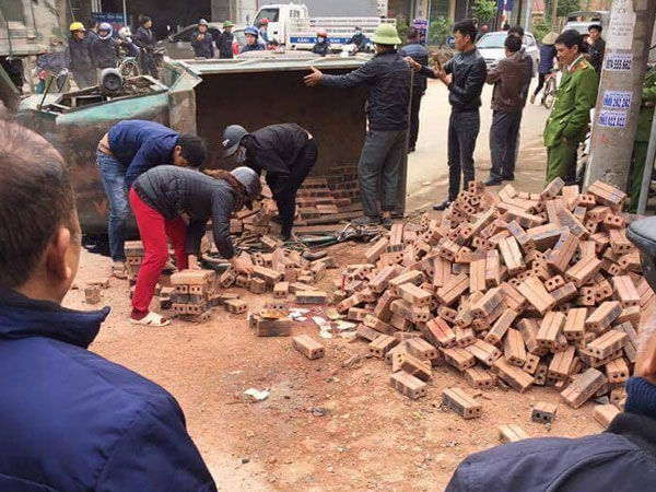 Bắc Giang: Xe công nông lật khiến bà tử vong, cháu bị thương nặng, tài xế bỏ của chạy lấy người