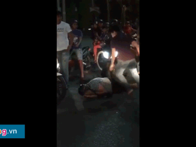 Video: Bị đánh gục vì cầm cọc tiền đòi ném chết người