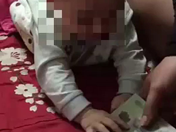 Bố mẹ tập huấn cho em bé chọn mệnh giá tiền gây tranh cãi