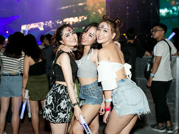 Đi rave show Armin và đây là những cô nàng nóng bỏng nhất!