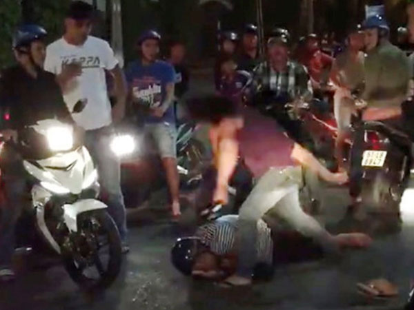 Nam thanh niên bị đánh gục sau khi đòi 'dùng tiền ném chết người', 'mua' công an