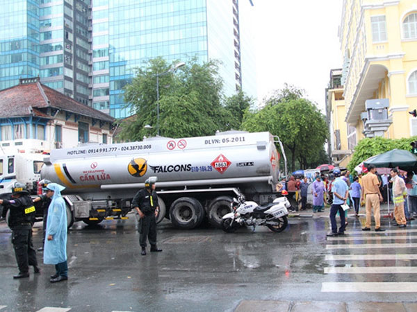 Nữ sinh bị xe cán tử vong ngay trung tâm: Xe bồn được vào nội thành giờ nào?