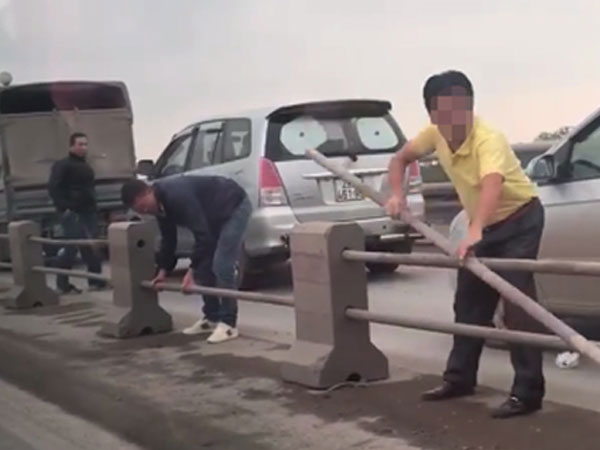 Tài xế ôtô tháo dải phân cách cầu Thanh Trì