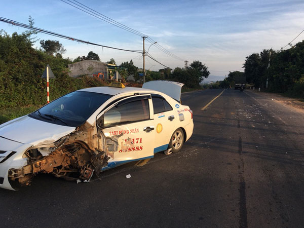Taxi chở pháo lậu gây tai nạn trên đường bỏ chạy