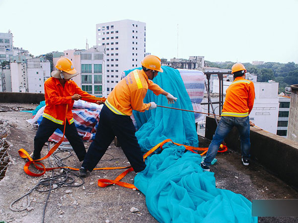 Video: Thót tim cảnh dỡ thủy đài khổng lồ cao hàng chục mét ở Sài Gòn