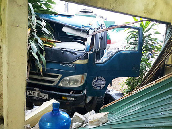 Va chạm xe container, xe chở xăng dầu tông thủng nhà dân