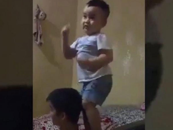 Video: Màn quẩy cực đỉnh của em bé 2 tuổi khiến dân mạng phát sốt