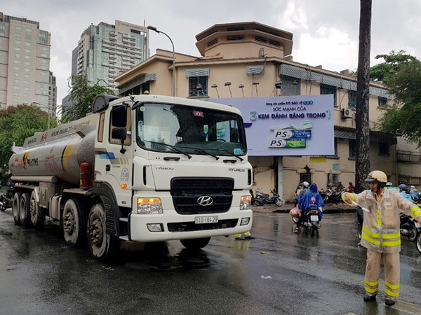 Xe bồn cán chết nữ sinh không được cấp phép vào nội đô