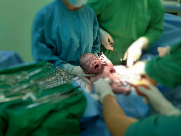 Cần Thơ: Vừa lọt lòng, bé trai sơ sinh thụ tinh trong ống nghiệm đã vẫy tay chào bác sĩ