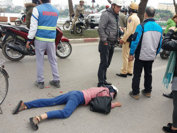 Hà Nội: Vừa ngã xuống đường, người phụ nữ tiếp tục bị xe máy tông trúng, kéo lê đi vài mét