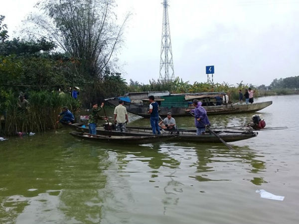 Hàng chục người lùng sục bờ sông tìm bé gái 4 tuổi nghi bị đuối nước